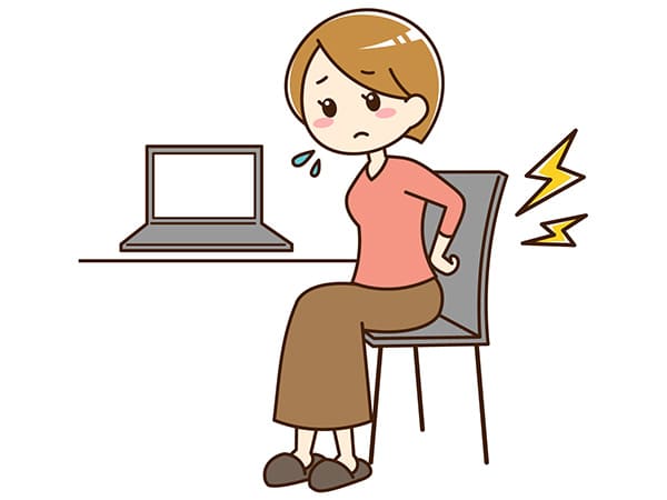 腰痛で困っているデスクワークの女性